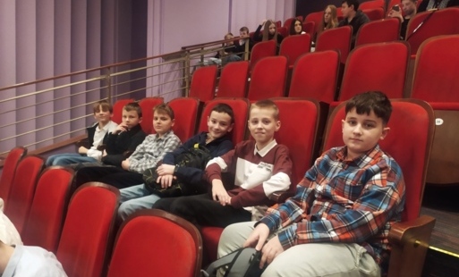 Klasa 5b i 5c wraz z opiekunami oglądały spektakl „Opowieść wigilijna” w Teatrze Muzycznym w Łodzi