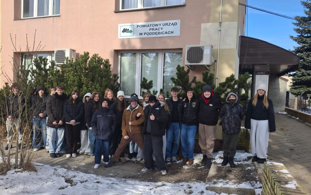 Zdjęcie do Klasa 8c na zajęciach z doradztwa zawodowego w Powiatowym Urzędzie Pracy w Poddębicach